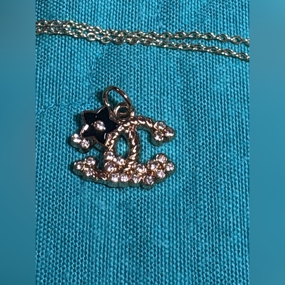 Elegant Gold and Black Pendant Necklace